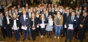 Das EmslandStipendium wurde zum zweiten Mal an 31 Studierende der Hochschule Osnabrück / Campus Lingen vergeben. Das Bild zeigt die Initiatoren, Sponsoren und Stipendiaten